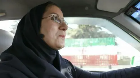 Nasrine jest jedną z 800 kobiet, które prowadzą taksówki w Teheranie
