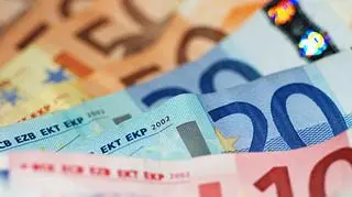 01.12 | Zmiana traktatu UE, wzmocnienie roli Komisji Europejskiej i Europejskiego Banku Centralnego oraz możliwość udziału państw spoza strefy euro w rozmowach dotyczących pzyszłości eurolandu - takie stanowisko Polski ws. unijnych reform przedstawił premier Donald Tusk. Jak dodał, Polska będzie w najbliższym czasie inicjować działania, mające pomóc ratować strefę euro. (TVN24, sxc.hu)