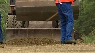 kierowcy z pewnością cały czas się zastanawiają, kiedy odejdzie do lamusa powiedzenie - polskie drogi czyli drogi kręte i pełne dziur jak szwajcarski ser? Nieprędko - niestety. Resort infrastruktury nie traci nadziei i zapewnia, że tegoroczny plan budowy autostrad zostanie w całości zrealizowany.