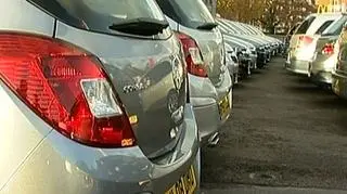 Chwyty marketingowe znane z supermarketów pojawiają się już u dealerów samochodowych. W Wielkiej Brytanii można już kupić - to nie żart - dwa auta w cenie jednego. Kupców z Polski może tylko zniechęcić kierownica zamontowana po prawej stronie.