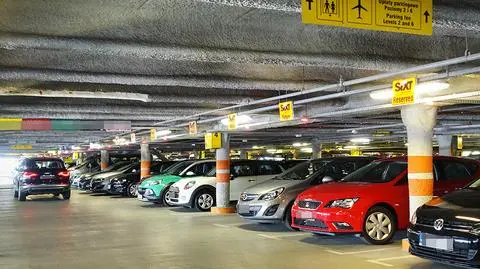 Parking przy lotnisku Chopina, lotnisku w Modlinie, lotnisku w Modlinie - raport Kayak.pl