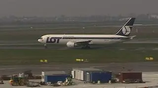 Polskie Linie Lotnicze podejmują strategię mającą na celu zwiększenie atrakcyjności lotniska Okęcie. Obniżka opłat pobieranych od przewoźników może przełożyć się na niższe ceny biletów. Warszawskie lotnisko, wciąż jedno z najdroższych, musi podjąć wyzwanie stawiane przez porty regionalne.