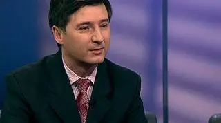 Najtańszy masowo produkowany samochód świata od dziś w sprzedaży. Ruszają zamówienia na Tata Nano. Pierwsze egzemplarze zostaną dostarczone za trzy miesiące. Na razie jedynie w Bombaju. Cenę Nano ustalono na sto tysięcy indyjskich rupii - czyli ponad 2 tys. dolarów. Za dodatkowe wyposażenie jak radio, klimatyzacja czy poduszki powietrzne odbiorcy będą musieli dopłacić. Kiedy auto trafi do Polski i ile będzie kosztował na starym kontynencie? Na takie pytania odpowiedzi udzielił w studiu TVN CNBC BIZNES Przemysław Abram, Marubeni Motors Poland.