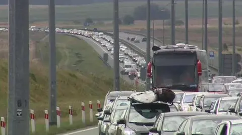 Ogromne natężenie ruchu na autostradach. Jest wyższe niż planowano