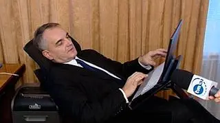 30.12 | Waldemar Pawlak, jako fan elektronicznych gadżetów, ma w swoim gabinecie specjalny fotel, na którym pracuje z laptopem lub iPadem w ręku. - Można sobie spokojnie, wygodnie usiąść i zajmować się pracą - zachwala swój nabytek wicepremier.  (TVN24)