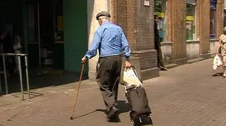 Dla otwartych funduszy emerytalnych pierwsze półrocze było najgorsze w historii - ze względu na spadki na giełdzie straciły ponad 3 i pół miliarda złotych. Czyli średnio emeryci stracili prawie 9 procent swoich oszczędności. I chociaż eksperci uspokajają, że odkładanie na emeryturę to długoterminowa inwestycja i nie można jej efektów opierać na bieżących spadkach - my postanowiliśmy sprawdzić, gdzie i za ile można zapewnić sobie godną starość, bez oglądania się na OFE.
