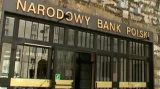 Obniżenie stóp procentowych przez Radę Polityki Pieniężnej, rządowe poręczenia na kredyty dla firm i wreszcie unijny plan ratunkowy dla europejskiej gospodarki - to wszystko ma pomóc polskiej gospodarce. Bo także ona ze względu na kryzys będzie rozwijać się znacznie wolniej. O tym jak smakuje kryzys po polsku i przepisach przygotowanych na tą okoliczność Łukasz Kijek.