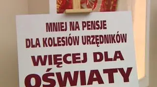 Nauczyciele będą więcej zarabiać. Ale pod warunkiem, że zrezygnują z prawa do wcześniejszych emerytur. Ministerstwo Pracy i Polityki Społecznej ma zamiar w marcu zaproponować na Komisji Trójstronnej rozwiązanie, które już teraz podoba się ekspertom, ale nie zadowala nauczycieli.