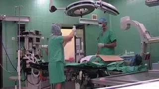 Wyższa składka zdrowotna już od 2011? Z obecnych dziewięciu procent składka miałaby wzrosnąć do 9,25 procent. Jak mówił w TVN CNBC Biznes prezes funduszu - pieniędzy w kasie NFZ jest teraz mniej, a powód jest prosty - rosnące bezrobocie. Dodatkowo powiatowe urzędy pracy zgłaszają, że nie będą w stanie opłacać składek za bezrobotnych. Czy bez wyższej składki grozi nam brak dostępu do opieki medycznej... i co tak naprawdę ten brak może znaczyć...? 