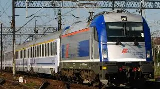 05.03 | Jakub Karnowski jako prezes, Maria Wasiak i Piotr Ciżkowicz - tak będzie wyglądał nowy, "odchudzony" zarząd PKP SA. Jego skład podał dziś po spotkaniu z Radą Nadzorczą spółki minister transportu Sławomir Nowak. - Zdecydowałem, że do PKP trzeba wpuścić świeże powietrze - powiedział. (TVN24, fot. Grzegorz Koclega/PKP)