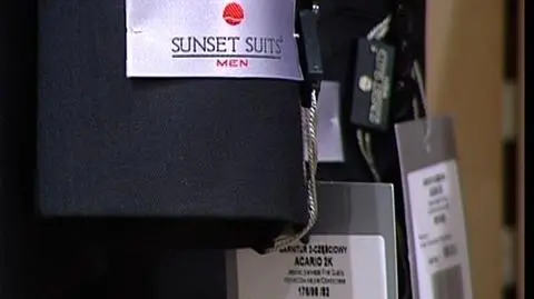 Sunset Suits zadebiutuje na giełdzie. Giełdzie w Nowym Jorku. Poznańska spółka pojawi się na amerykańskim Nasdaq. Spółka zamierza sprzedać ponad 5 milionów akcji i pozyskać w ten sposób 36 milionów złotych. Władze firmy chcą przeznaczyć zebrany kapitał na rozwój sieci sklepów. Dlaczego spółka postanowiła ominąć rodzimy parkiet? I co o tym sądzą polscy inwestorzy? O tym Patrycjusz Wyżga.