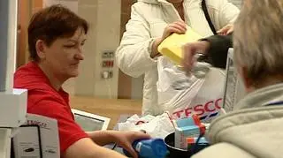 Był pierwszy i na tym z pewnością nie koniec. Pracownicy sklepów Tesco zrzeszeni w Solidarności zapowiadają kolejne protesty. Coś, o czym przedstawiciele sieci handlowej mówili jeszcze jakiś czas temu z dumą - teraz może stanowić twardy orzech do zgryzienia. Pracownicy chcą większych zarobków i są zdeterminowani, by ten cel osiągnąć. Może się jednak okazać, że w drodze do celu będą potrzebowali większego poparcia, ponieważ teraz do związków zawodowych należy 10 procent z 28 tysięcy pracowników TESCO w Polsce. 