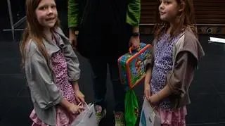 Przyszłość dziecka - inwestycja długoterminowa. Pieniądze na studia bądź start w dorosłe życie związany chociażby z kupnem mieszkania - o tym wszystkim rodzice powinni zacząć myśleć na długo zanim ich pociechy same zaczną na siebie zarabiać. Na rynku nie brak finansowych produktów, które oferują kompleksowe programy oszczędzania w celu zabezpieczenia finansowej przyszłości dzieci. Jak odpowiednio je wybrać i na co trzeba koniecznie zwracać uwagę?