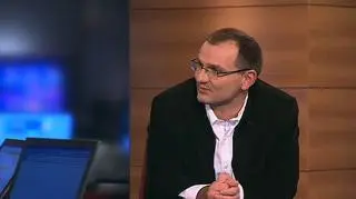 W przeddzień europejskich rozstrzygnięć na rynkach króluje niepewność Oskar Kowalewski ze Szkoły Głównej Handlowej podkreśla, że zmienność na rynkach jest tak duża, że obecnie nie ma na rynkach instrumentów, na których można pewnie zarobić. Najmniej podatnym na wahania jest jednak wciąż kurs złota, choć za uncję trzeba już płacić bardzo dużo. 