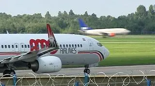 Tak właśnie wygląda latanie w czasach drogiej ropy naftowej. Linie lotnicze szukają oszczędności dosłownie wszędzie - od bagażu pasażerów, poprzez serwowane na pokładzie posiłki, aż do oszczędności na samym locie.