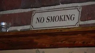 Tak jak nie ma dymu bez ognia, tak nie będzie dymu bez papierosa w polskich lokalach - i nie tylko lokalach - już od poniedziałku. Wszędzie gdzie takie zakazy się pojawiały było bardzo wiele obaw o fatalne skutki dla biznesu - potem tu i ówdzie okazywało się, że efekt  był odwrotny od zamierzonego - jak będzie w naszym przypadku?