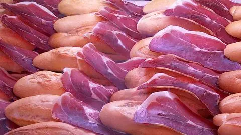 Polacy pokochali markowe wędliny