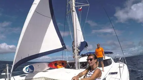 Justyna i Tomasz na swoim katamaranie