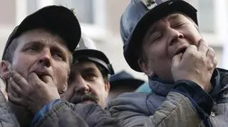 Mimo blokady szybów trzej związkowcy ze strajkującej 26. dzień kopalni "Budryk" w nocy z czwartku na piątek ponownie rozpoczęli podziemny protest 700 metrów pod ziemią. Tymczasem ich koledzy na powierzchni całkowicie zablokowali kopalniane bramy uniemożliwiając pracę porannej zmianie. 