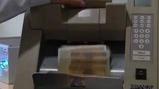 Ponad 5 miliardów więcej wpływów z dywidend, dodatkowe 3 miliardy oszczędności w ministerstwach - bez tych kwot rządowi nie uda się nowelizacja tegorocznego budżetu - a tu mogą pojawić się trudności. Ale nawet jeśli rząd znajdzie te pieniądze i deficyt budżetu nie wzrośnie ponad ogłoszone wczoraj 27 miliardów złotych, to trzeba pamiętać jeszcze o deficycie w całym sektorze finansów publicznych, który urósł znacznie powyżej zalecanych przez Komisję Europejską 3 procent PKB. Komisja każe nam ten deficyt ograniczyć w niecałe 2 lata. Tymczasem instytucje z tego sektora muszą więcej się zadłużyć...