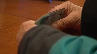 Płaca minimalna będzie wyższa. Wzrośnie o około 150 złotych brutto i wynosić będzie 1300 złotych. Ekonomiści ostrzegają, że wyższa płaca minimalna niesie ryzyko spadku oficjalnego zatrudnienia i wzrostu cen. Tyle tylko, że płace minimalną w naszym kraju dostaje minimalna liczba pracowników. Co ta podwyżka oznacza dla pracodawców, a co dla pracowników?