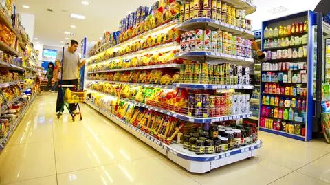 Rząd PiS szykuje nowe podatki. Od supermarketów i bankowy