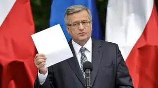 Prezydent Bronisław Komorowski zapowiedział w poniedziałek, że chce referendum w sprawie jednomandatowych okręgów wyborczych, zmian systemu finansowania partii politycznych z budżetu państwa oraz zmian w systemie podatkowym.