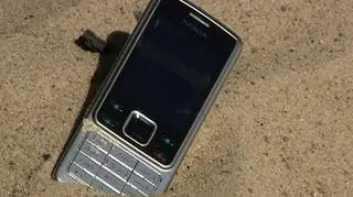 Urlop jest po to, żeby odpocząć - niestety ta prosta prawda nie dociera do wielu szefów, którzy dzwonią i przerywają nam odpoczynek nawet kiedy leżymy na plaży. Bo zawsze jest coś niecierpiącego zwłoki. Zawsze znajdzie się jakiś powód. I zawsze możemy się temu przeciwstawić, bo pracownik ma swoje prawa - a jeżeli szef je łamie - powinien za to zapłacić. I to słono - jak sprawdził Patrycjusz Wyżga.