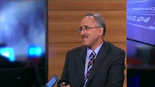 Inwestorzy i klienci poruszeni rezygnacją Steve'a Jobsa ze stanowiska prezesa Apple. Jobs odchodzi z powodu stanu zdrowia - od kilku lat cierpi na nowotwór. Nowym prezesem spółki zostanie Tim Cook, wieloletni wiceprezes Apple. Jobs - m.in. dzięki osobistej prezentacji nowych produktów - stał się ikoną Apple nie mniej rozpoznawalną, niż logo z nadgryzionym jabłkiem. O końcu pewnej epoki dla Apple, rozmawialiśmy z Grzegorzem Turniakiem, prezesem Business Network International Polska.