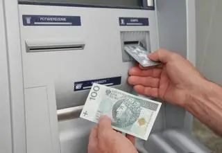Wzięła duży kredyt i przelewała pieniądze. Była pewna, że tak je chroni