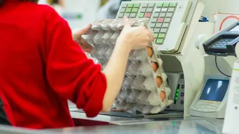 Biedronka wycofa ze sprzedaży jaja z chowu klatkowego do końca 2025 roku