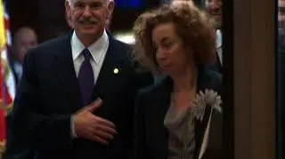 Jeszcze zanim zebrał się unijny szczyt by radzić nad problemem Grecji, na szczyty wobec euro wzbił się jego amerykański rywal. Eurowaluta traci do dolara, co spędza sen z powiek bankierom w Szwajcarii, którzy nie dają już rady osłabiać zbyt mocnego franka. Mogą tylko z zazdrością patrzeć na funta szterlinga, który – choć nieco umocniony - wciąż jest na wyjątkowo słabej pozycji. Szkodzi to z kolei Polakom zarabiającym na Wyspach Brytyjskich na siebie i utrzymanie swoich rodzin w Polsce – choć niektórych przyciąga wizja tańszych zakupów. Wszyscy mają jakieś walutowe interesy – a Łukasz Kijek ma kilka scenariuszy dotyczące powodzenia w tych interesach.