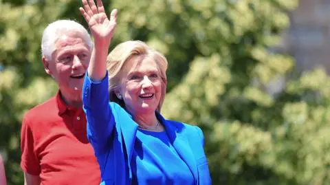 "WP": w ciągu czterech dekad Clintonowie zebrali 3 mld dolarów