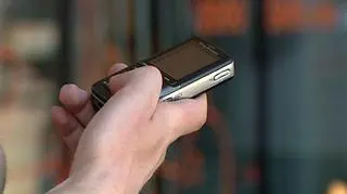 Telefonowanie ma być dwa razy tańsze. Chce do tego doprowadzić Anna Streżyńska - szefowa urzędu komunikacji elektronicznej. Jej pomysł zakłada dwukrotnie zmniejszenie stawek połączeń międzyoperatorskich. I to właśnie operatorzy przeciw tym rozwiązaniom protestują najbardziej - twierdząc że buisnes przestanie się im opłacać. Czy my - konsumenci - rzeczywiście możemy liczyć na to że w portfelach pozostanie nam więcej pieniędzy? 