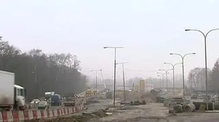 Jest dobrze - w końcu ma zostać sfinalizowana budowa odcinka autostrady A2 Stryków - Konotopa i doprowadzić do tego, że Warszawa przestanie być ostatnia stolicą w Unii Europejskiej do której nie dociera żadna autostrada. Jest dobrze - tak oceniany jest obecny poziom realizacji inwestycji drogowych w Polsce. Może być dużo gorzej - bo wykonawcy mają problemy z otrzymaniem bankowych kredytów. O kolejnych wybojach i ostrych zakrętach na drodze do powstania dróg ekspresowych i autostrad