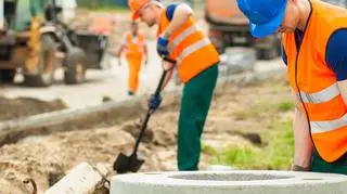 Przeciętne miesięczne wynagrodzenie w sektorze przedsiębiorstw wzroslo już kolejny miesiąc