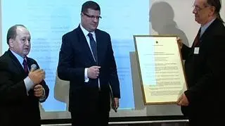 Opcje Walutowe i straty polskich firm z tego tytułu. Droga do euro w czasach kryzysu na świecie, sposoby na przeciwdziałanie spowolnieniu gospodarczemu - 15-ste juz doroczne Forum Bankowe tym razem w szczególnych czasach - i dlatego ze szczególna uwagą temu co działo się na tym spotkaniu zorganizowanym przez Związek Banków Polskich przyglądała się telewizja TVN CNBC Biznes