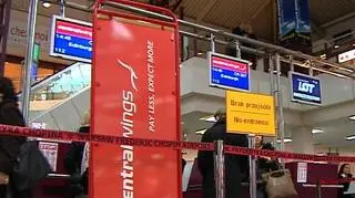 Możliwy nowy prezes LOTu i stare kłopoty Centralwings. Rada nadzorcza narodowego przewoźnika ma zająć się zmianami w zarządzie. Tymczasem tani przewoźnik należący do LOTu trzeci rok z rzędu przynosi straty - i to większe niż się spodziewano, choć przewiózł w ubiegłym roku blisko milion 300 tysięcy pasażerów. Analitycy mówią o braku sprawnego zarządzania i strategii w firmie, ale na razie uziemienia samolotów Centralwings nie przewidują. Radzą tylko zająć się priorytetami. Jakimi?