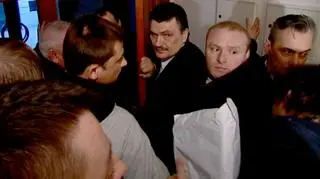 09.03 | Wbrew obowiązującemu dotąd zwyczajowi kolejkowi "stacze" nie będą już potrzebni podczas kolejnego naboru wniosków o unijne dofinansowanie e-biznesu. Prezes Polskiej Agencji Rozwoju Przedsiębiorczości Bożena Lublińska-Kasprzak zapewnia, że w kwietniu wnioski będą przyjmowane przez internet i nie będzie kolejek. (TVN CNBC Biznes)