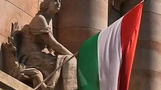 Węgrzy nie przewidują większego cięcia deficytu, mimo odcięcia pomocy przez MFW. Forint wyraźnie osłabił się do euro. Budapeszt stracił dostęp do kolejnej transzy linii kredytowej, bo zdaniem MFW zbyt wolno obniża deficyt. Jakie znaczenie ma obecna sytuacja Węgier dla Polski i całej UE?