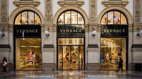 Versace przeprasza za koszulki z kontrowersyjnym nadrukiem