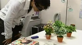 Gogle które widzą to najnowszy wynalazek japońskich naukowców. - Jeżeli nie masz pojęcia gdzie położyłeś telefon, czy okulary to gogle pomogą w ich znalezieniu. Wystarczy wprowadzić nazwę przedmiotu, którego się szuka - wyjaśnia prof. Tatsuda Harada z Uniwersytetu w Tokio.(REUTERS)