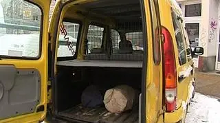 Masz samochód z kratką? Możesz odliczyć sobie VAT. Ministerstwo finansów nie będzie już blokować zwrotu pełnego podatku VAT od paliw i samochodów z homologacją ciężarową. Przesłana do izb i urzędów skarbowych interpretacja przepisów może jednak pozbawić przedsiębiorców odsetek od zwracanych kwot. O szczegółach Patrycjusz Wyżga.