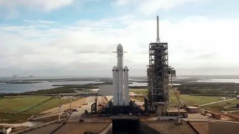SpaceX zaprezentowało rakietę Falcon Heavy