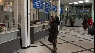 Klient ma kłopoty, banki zrzucają winę na siebie wzajemnie. Chodzi o klienta Banku BPH, który ma zostać zmigrowany do Pekao SA. Sprawie fuzji Pekao SA i BPH przyglądają się Urząd Ochrony Konkurencji i Konsumentów oraz Komisja Nadzoru Finansowego. Utrzymują jednak, że na razie postępowania nie ma, bo skargi na fuzję dotyczą jednostkowych przypadków, a nie - zbiorowego naruszenia praw konsumentów. Na razie w tym roku na fuzję Pekao SA i BPH wpłynęło 27 skarg do Komisji Nadzoru Finansowego. 