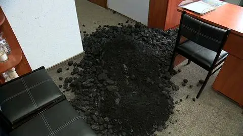 Śląsk. Związkowcy wysypali węgiel w biurach posłów PiS, w tym premiera Mateusza Morawieckiego