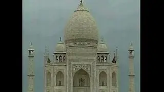 Serce finansowe Indii - Bombaj - zamarło w środę wieczorem, gdy w mieście rozległy się pierwsze strzały. Zginęło co najmniej 125 osób, a ponad 300 zostało rannych. W czwartek nie ruszyły notowania na bombajskiej giełdzie, zatrzymano też handel lokalną walutą. Połączenia lotnicze z Bombajem odwołały już tymczasowo linie lotnicze Lufthansa. Według analityków atak może jeszcze pogorszyć trudną sytuację na lokalnych rynkach.