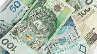 Finanse publiczne nadal są niezrównoważone, co wymaga wysiłku na rzecz obniżania długu i deficytu - uważa szefowa sejmowej komisji finansów Krystyna Skowrońska (PO)