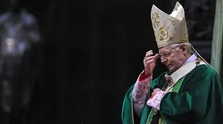 Arcybiskup Mediolanu sprzedaje prezenty, by pomóc bezrobotnym