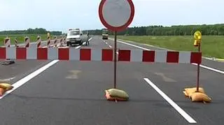 Dwa lata sądowych rozpraw. Rozpraw o niezapłacone 6,50 za przejazd remontowaną autostradą. Mariusz Fras to pierwszy kierowca w Polsce, który wygrał proces przeciwko wyrobom autostradopodobnym. Nie zapłacił za przejazd płatnym odcinkiem autostrady i nie poniósł za to żadnej kary bo sąd stanął po jego stronie. O tym w materiale Łukasza Kijka. 